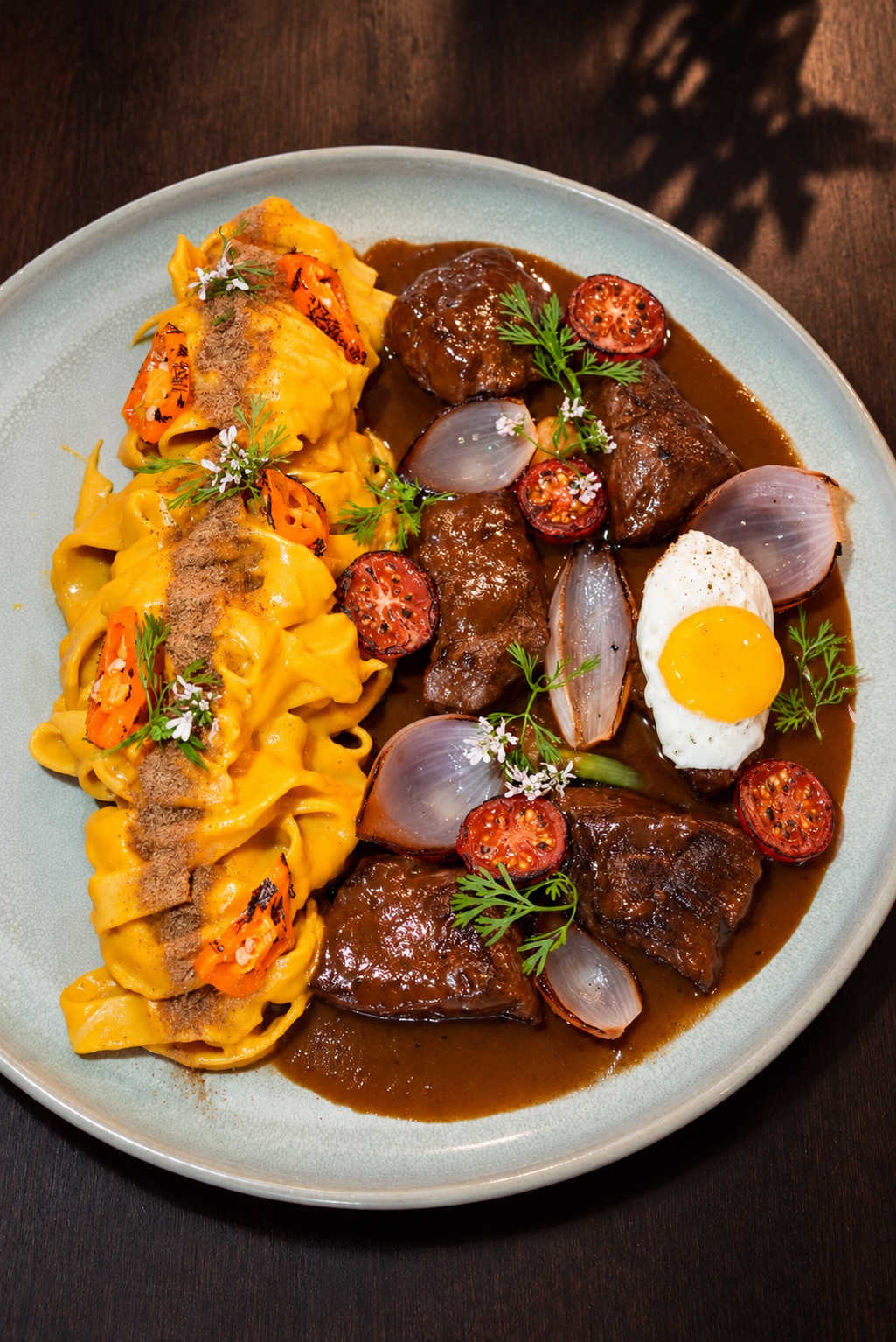 Lomo saltado con fettuccine en salsa huancaína